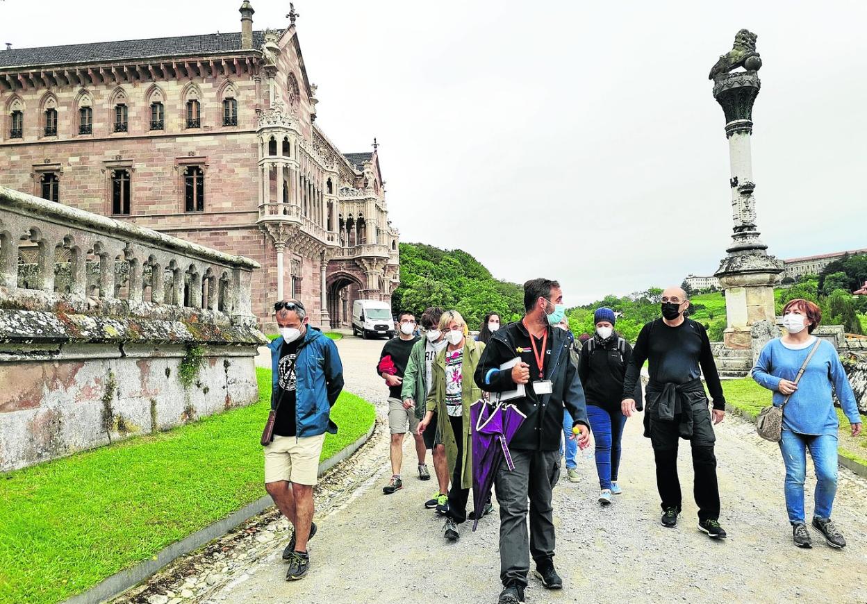 Ramón Gelabert muestra a los visitantes el Palacio de Sobrellano. 