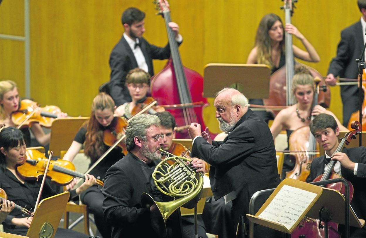 El Encuentro Música y Academia acogió al compositor y director polaco Krzysztof Penderecki, que escribió una obra para la Escuela.