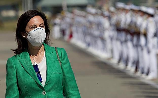 La ministra de Defensa Margarita Robles (c) .