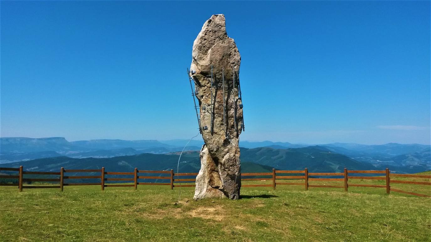 El menhir de Kurtzegan se sitúa en el collado y cerca de la cumbre del mismo nombre, en el cordal de los montes de Arno, que cierra por el sur el valle de Orozko. Por sus dimensiones -más de cinco metros de alto y siete toneladas de peso- estamos ante el monolito más importantes de Euskadi. Sus restos -estaba partido en varios trozos- permanecían derribados en el suelo hasta que hace una década se acometió su restauración. Los estudios realizados de forma paralela a su reconstrucción han descubierto que dos de los tres bloques de los que consta pertenecen a una misma pieza. Sus diversas partes han sido ensambladas y revelan un menhir de 5,40 metros de longitud. Los expertos también han concluido que el material del bloque principal es arenisca albiense, que pudo ser extraída del alto de Kurtzenaga o de la cima del Kolometa. La ausencia de otros restos arqueológicos ha impedido datar el monumento.