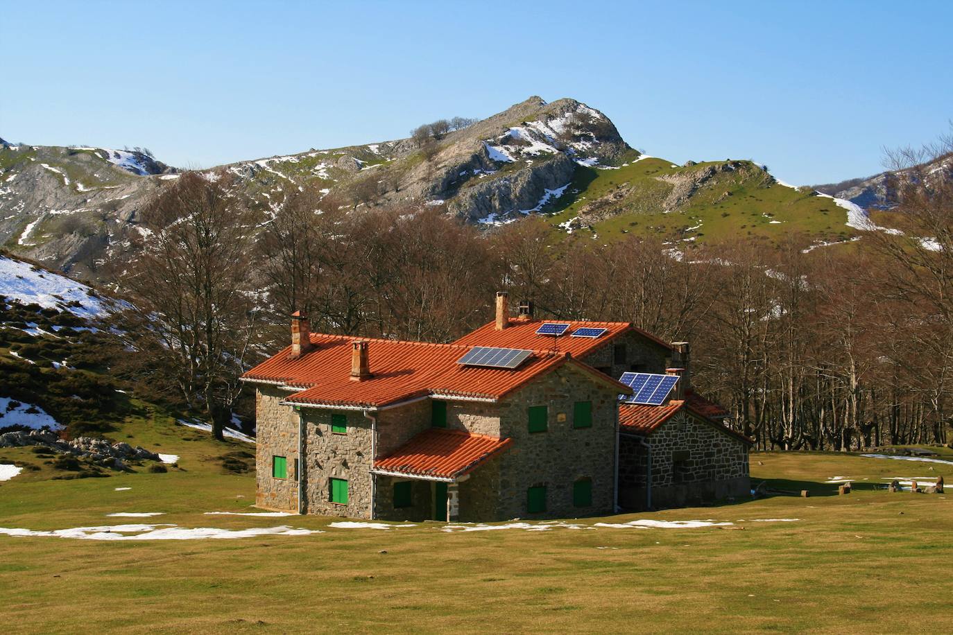 Enmarcado en uno de los parajes más bellos del Parque Natural, fue el primer refugio levantado en Gorbeia, en 1920, por la entonces Federación Vasco-Navarra de Montaña. En 1957 fue adquirido por el Club Juventus y a lo largo de los años ha tenido numerosas remodelaciones hasta el punto de que hoy en día alberga tres refugios diferenciados y que son propiedad de los clubes de montaña Juventus, Bilbao Alpino y Arnotegi.