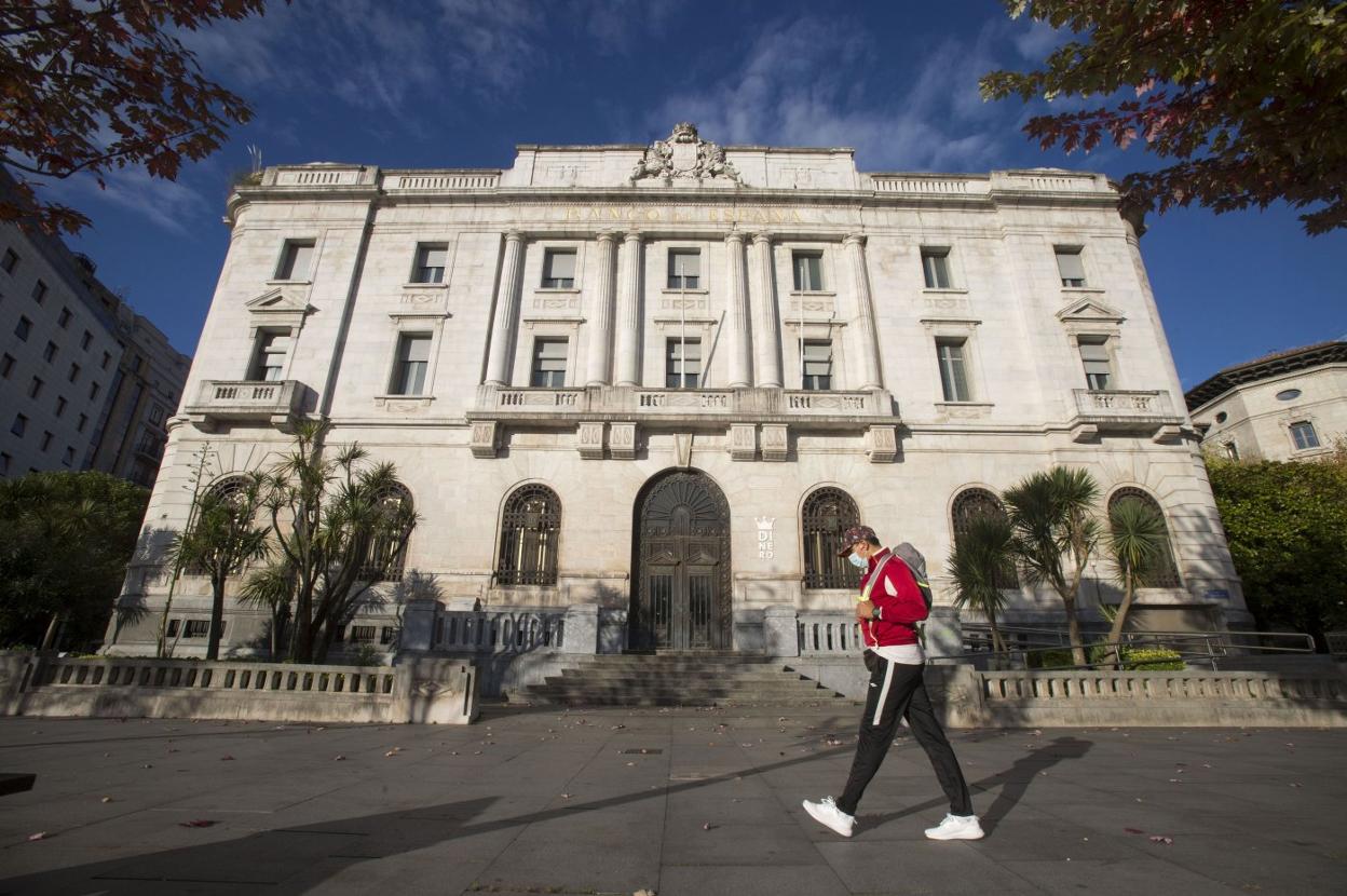 Fachada del inmueble que albergó el Banco de España, futura sede del Reina en Santander. celedonio