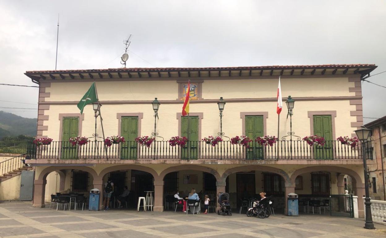 El antiguo edificio de la Junta Vecinal se encuentra en la plaza del pueblo.