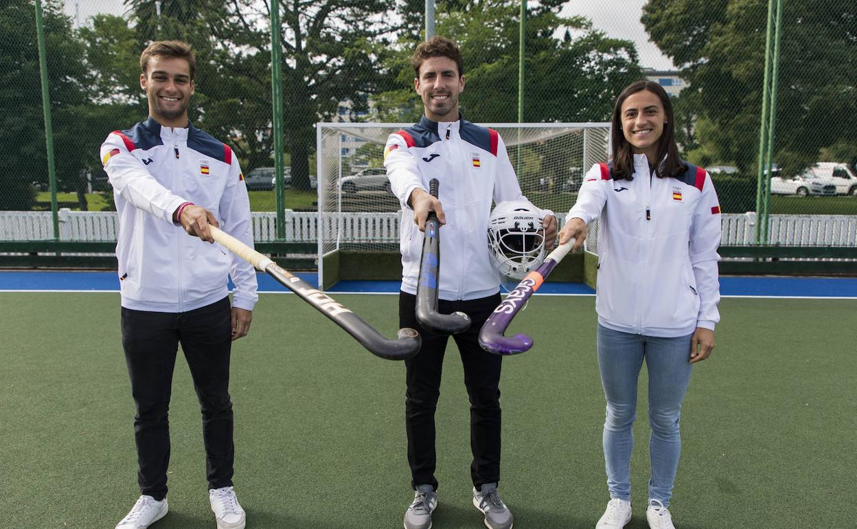 Alejandro Alonso, Mario Garín y Beatriz Pérez posan en uno de los campos de hockey del complejo Ruth Beitia antes de partir hacia Tokio.