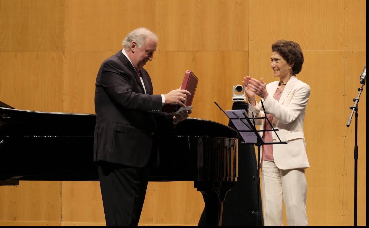 El director Péter Csaba recibió la Medalla de la Fundación Albéniz de manos de su presidenta, Paloma O'Shea. 