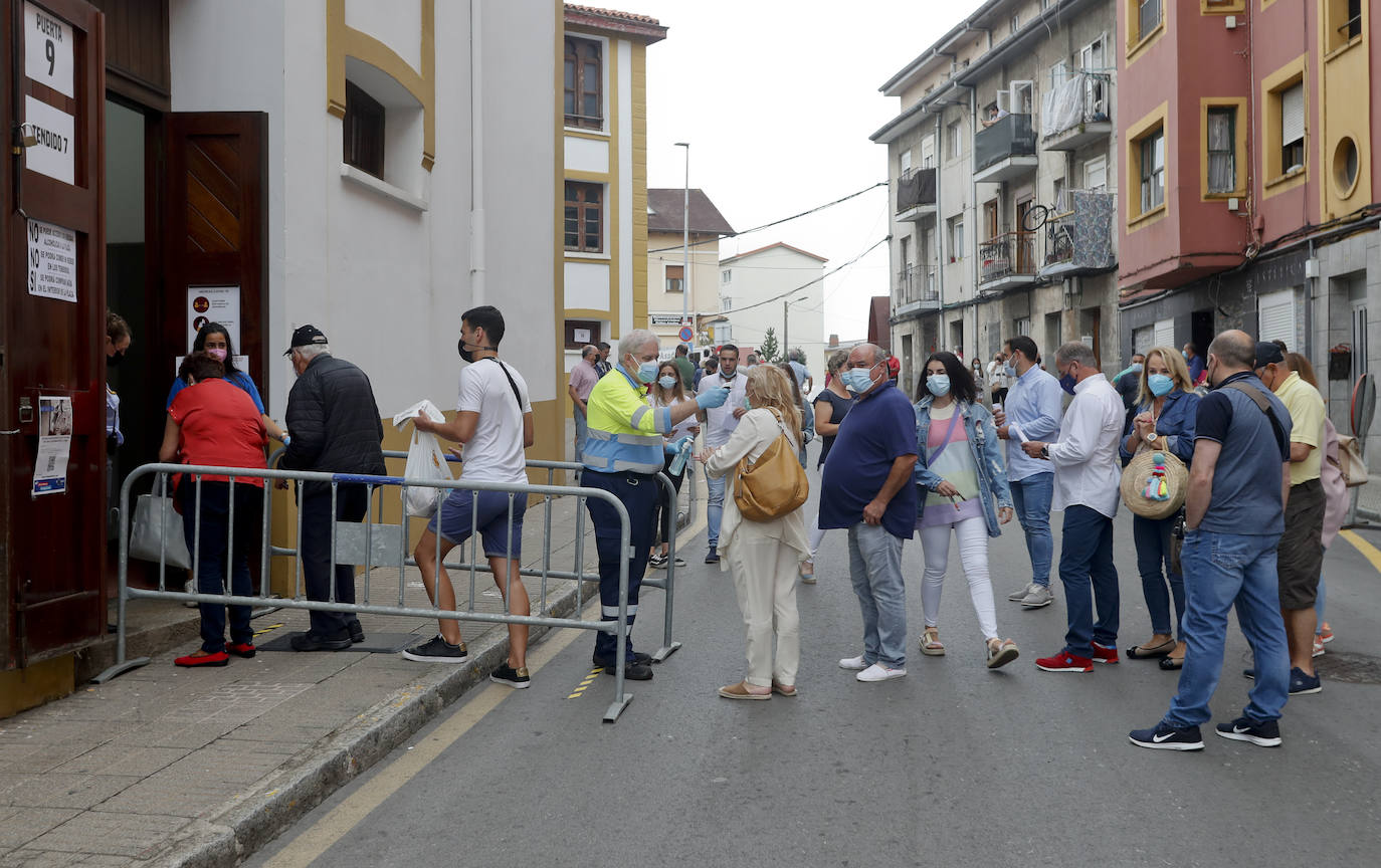 Fotos: Un rotundo Ventura corta dos orejas en la primera tarde de feria