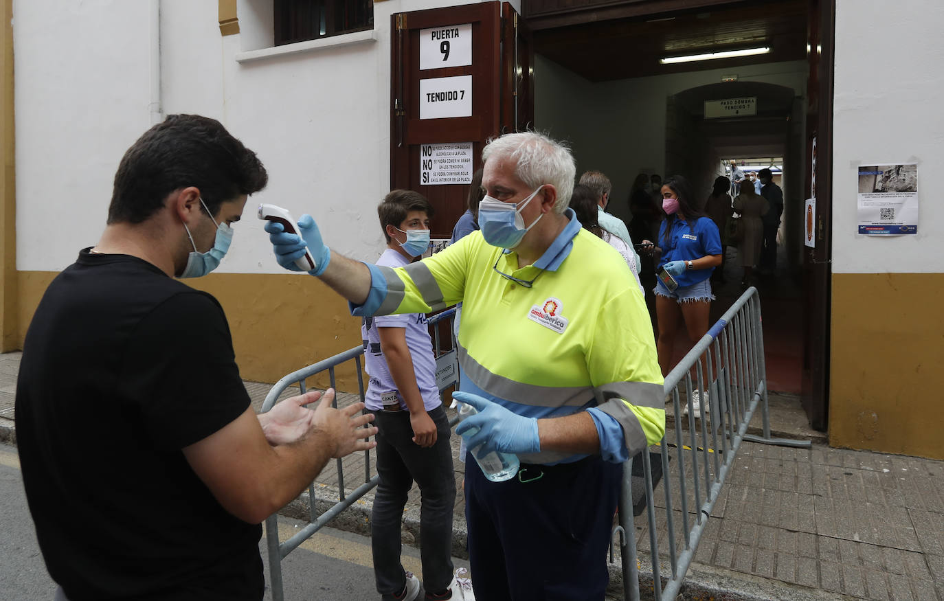 Fotos: Un rotundo Ventura corta dos orejas en la primera tarde de feria