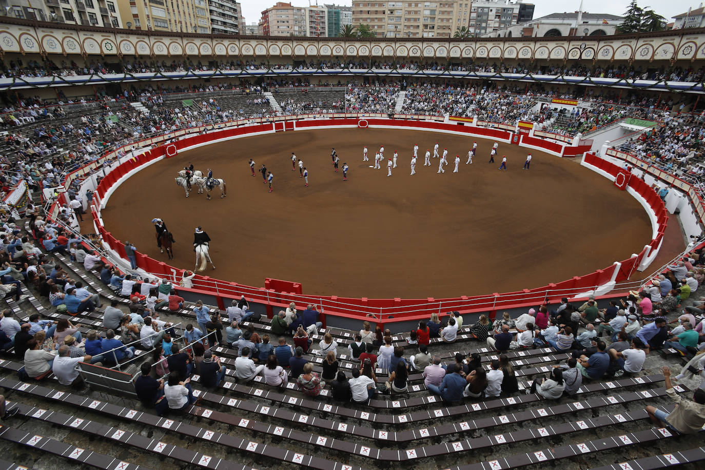 Fotos: Un rotundo Ventura corta dos orejas en la primera tarde de feria