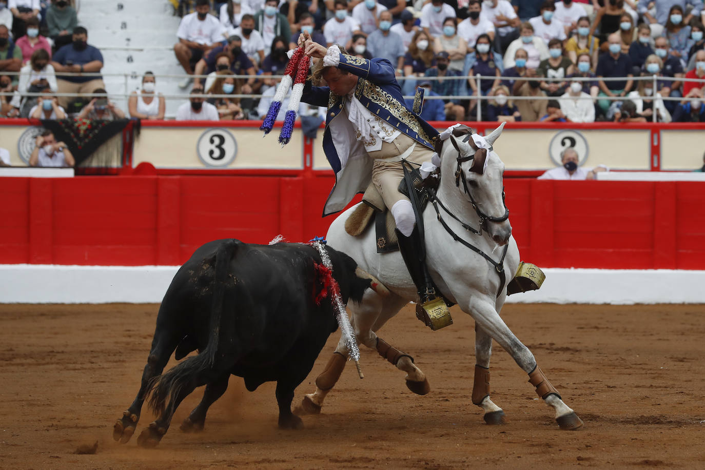 Fotos: Un rotundo Ventura corta dos orejas en la primera tarde de feria