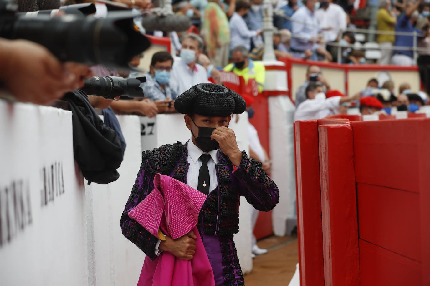 Fotos: Un rotundo Ventura corta dos orejas en la primera tarde de feria