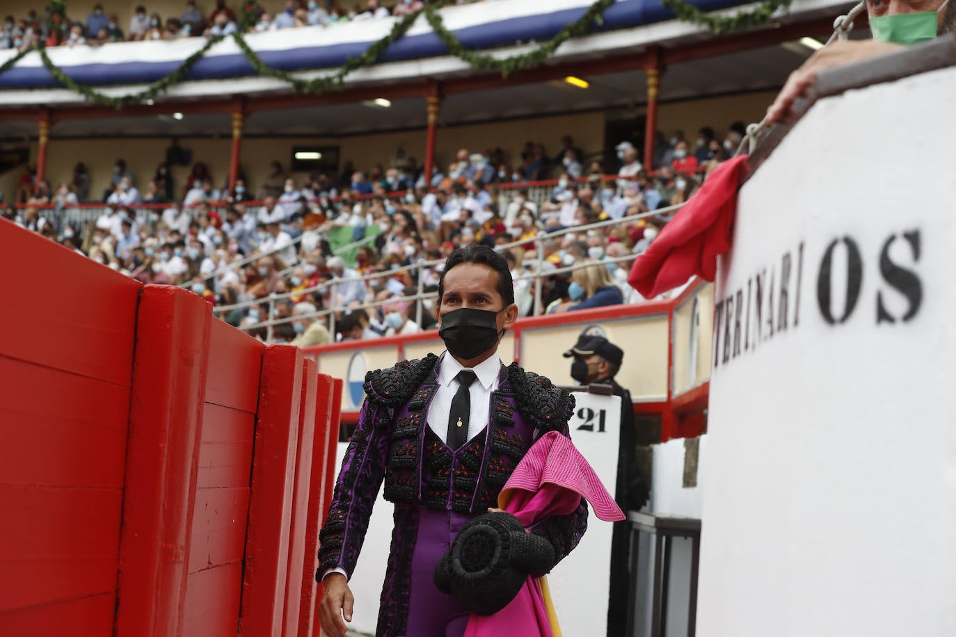 Fotos: Un rotundo Ventura corta dos orejas en la primera tarde de feria