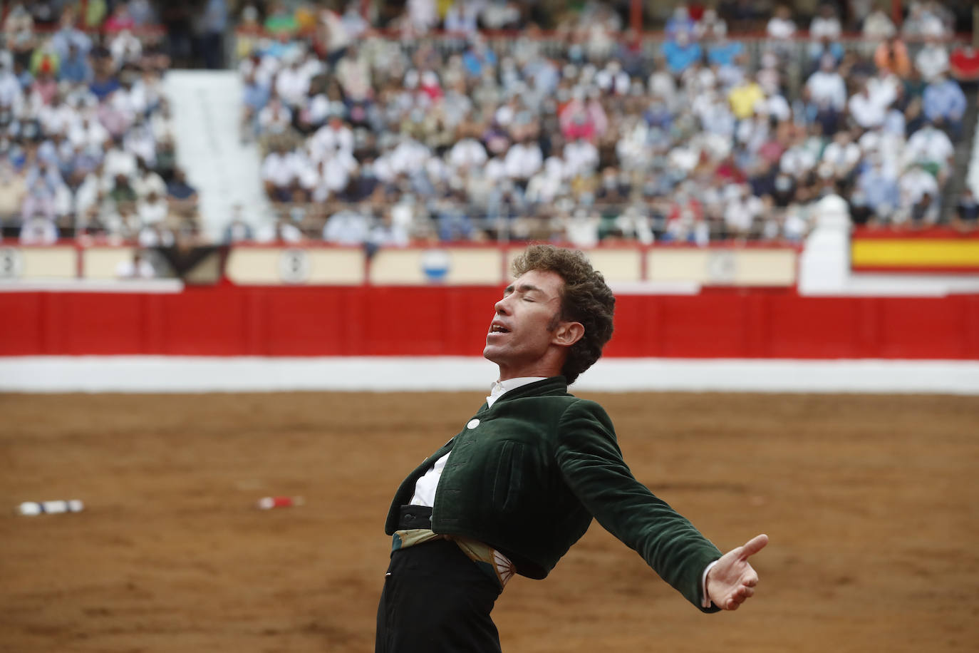 Fotos: Un rotundo Ventura corta dos orejas en la primera tarde de feria