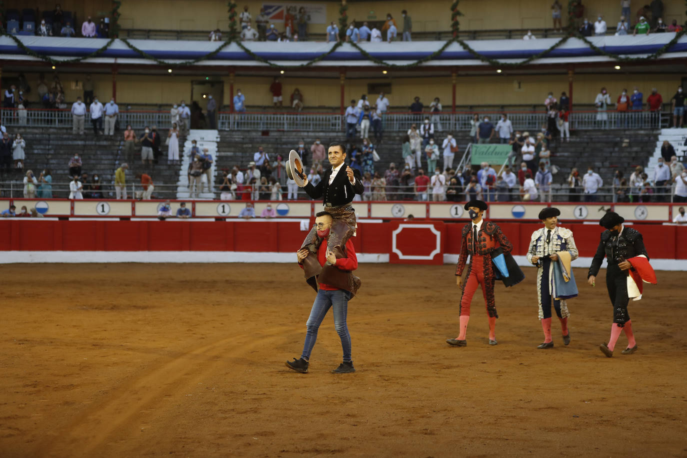 Fotos: Un rotundo Ventura corta dos orejas en la primera tarde de feria