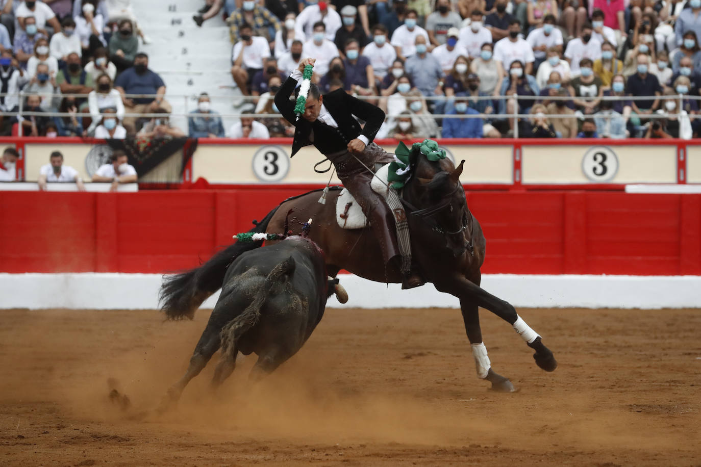 Fotos: Un rotundo Ventura corta dos orejas en la primera tarde de feria