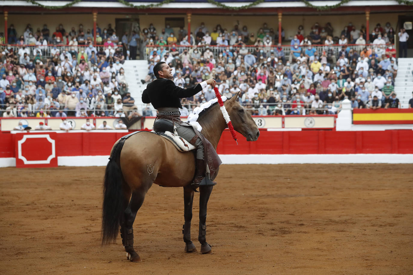 Fotos: Un rotundo Ventura corta dos orejas en la primera tarde de feria