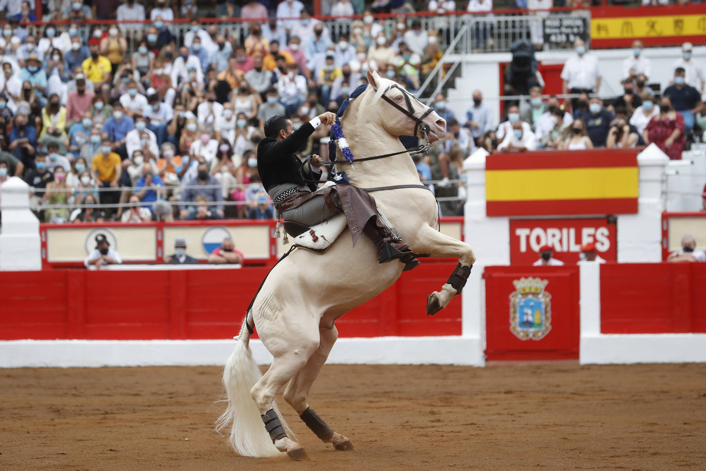 Fotos: Un rotundo Ventura corta dos orejas en la primera tarde de feria