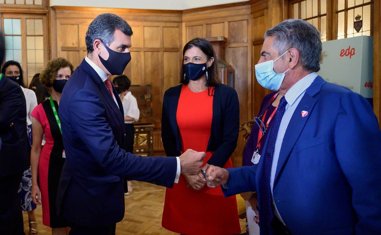 El presidente de Cantabria, Miguel Ángel Revilla, saluda al CEO de EDP España, Rui Teixeira, en presencia de la alcaldesa de Santander, Gema Igual