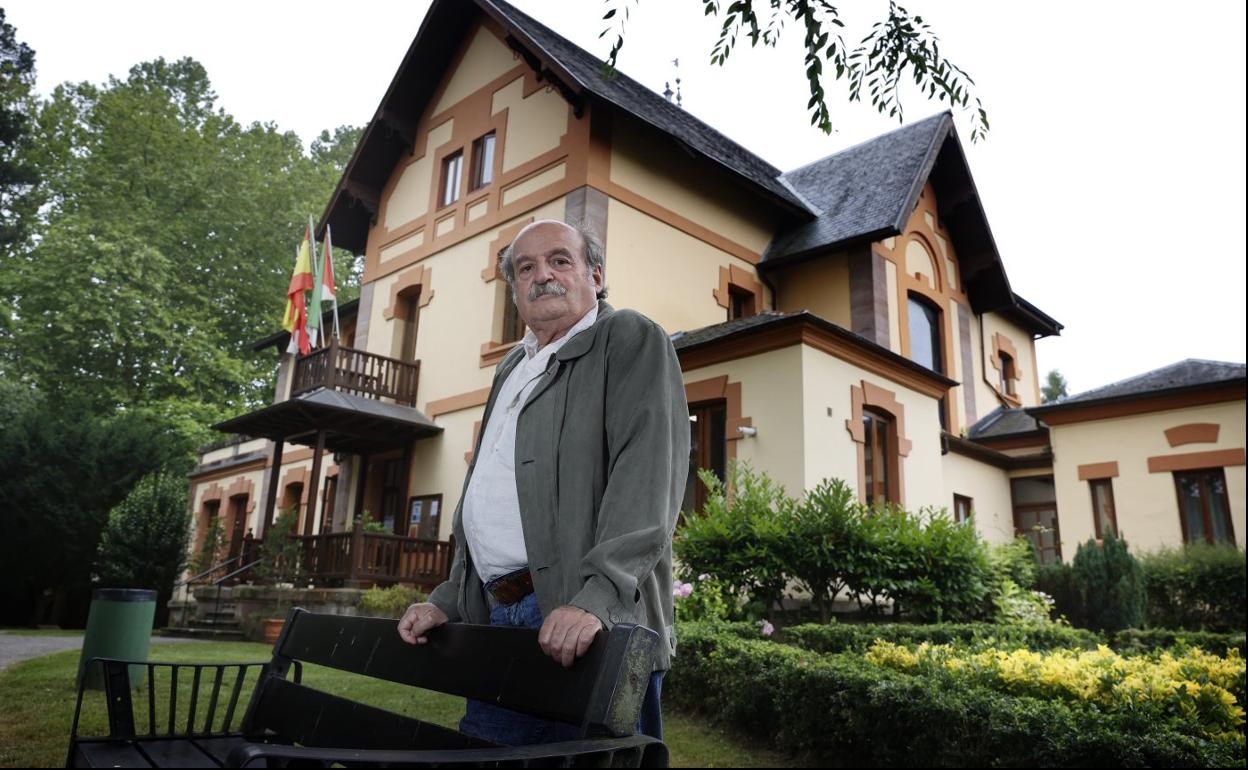 El artista Pedro Zubizarreta posa ante la Casa de Cultura Conde de San Diego de Cabezón de la Sal.