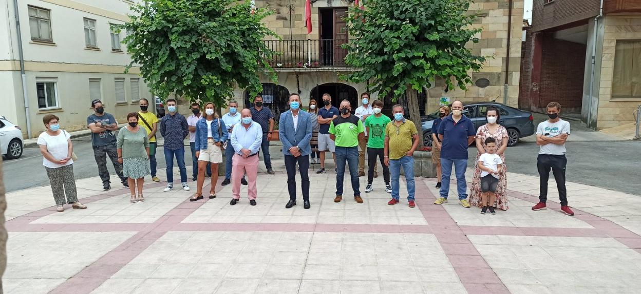 Los emprendedores de Valles Pasiegos, junto a las autoridades regionales y locales, posaron en la plaza carredana tras el acto oficial. 