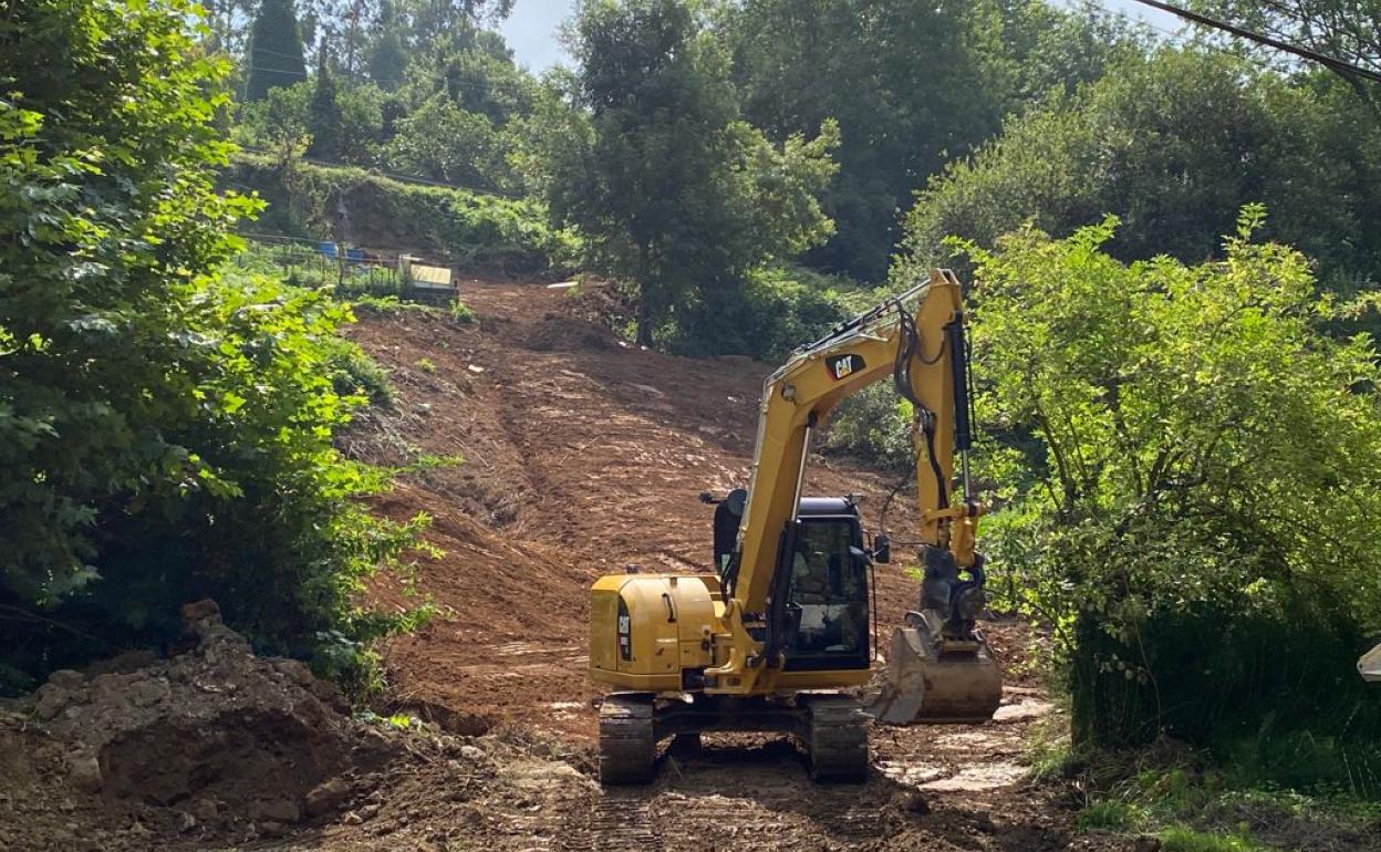 Parte de la maquinaria durante los trabajos de saneamiento en Baltezana.