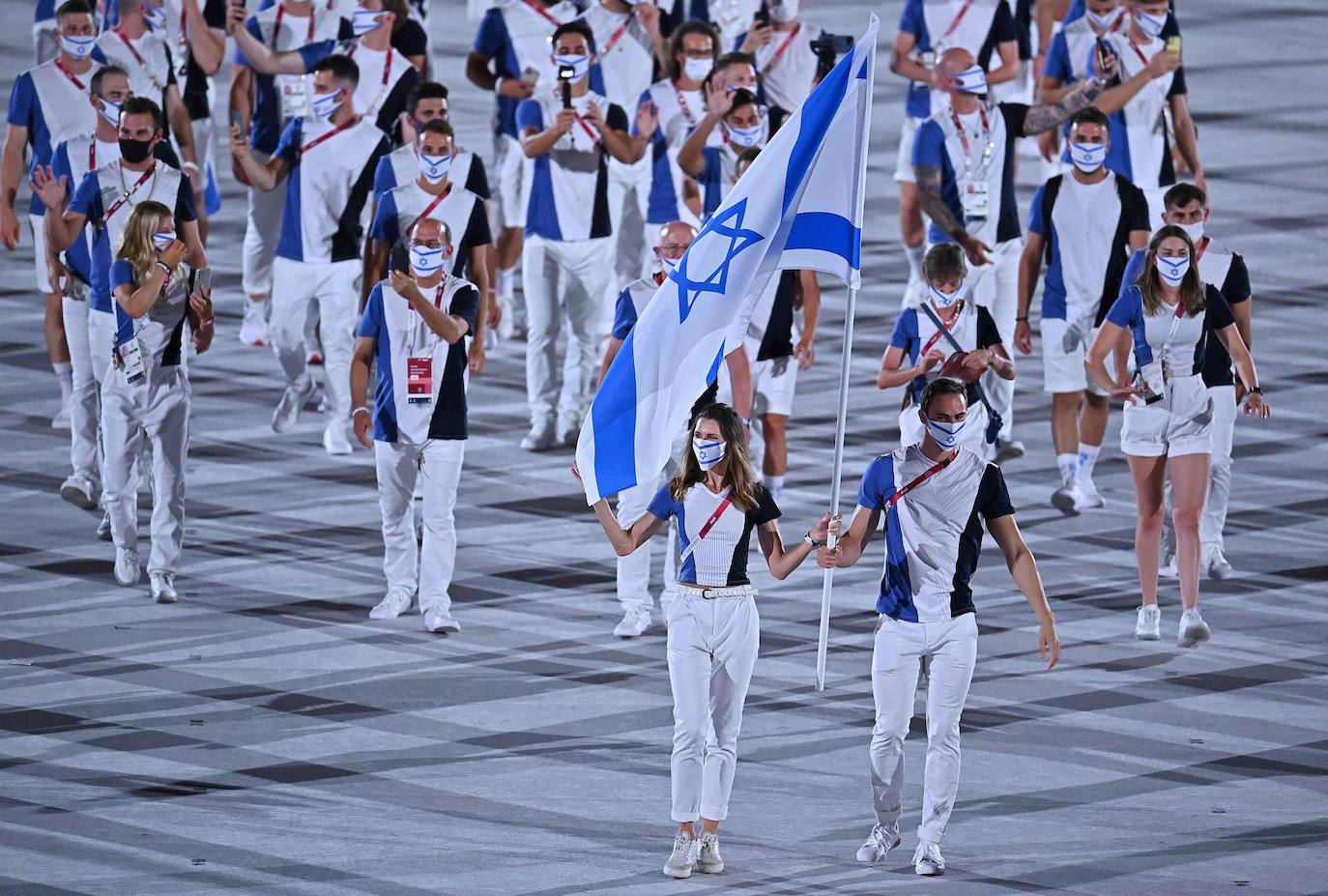 Hanna Minenko y Yakov Toumarkin, abanderados israelíes, encabezan a su delegación en el Estadio Olímpico de Tokio.