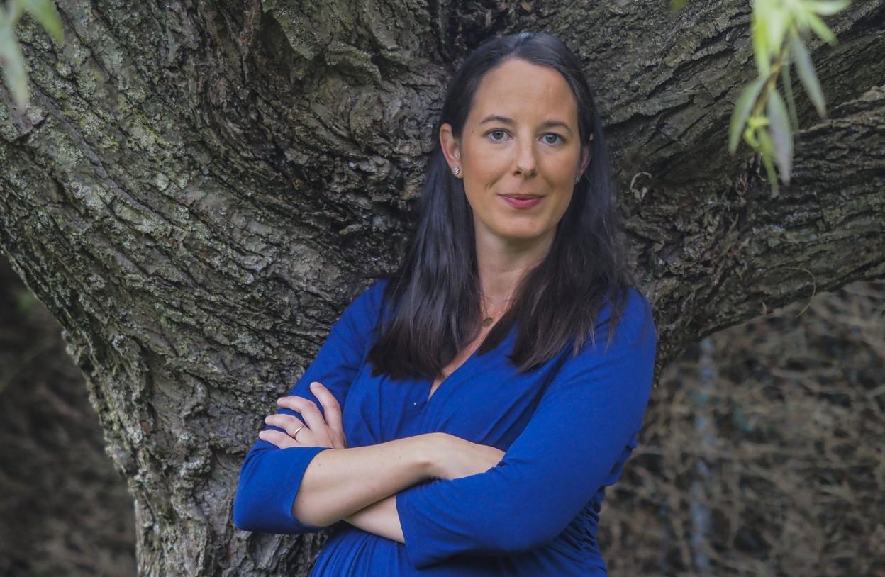 La periodista Marina Pina, ayer, en el jardín de su casa familiar en Santander. 