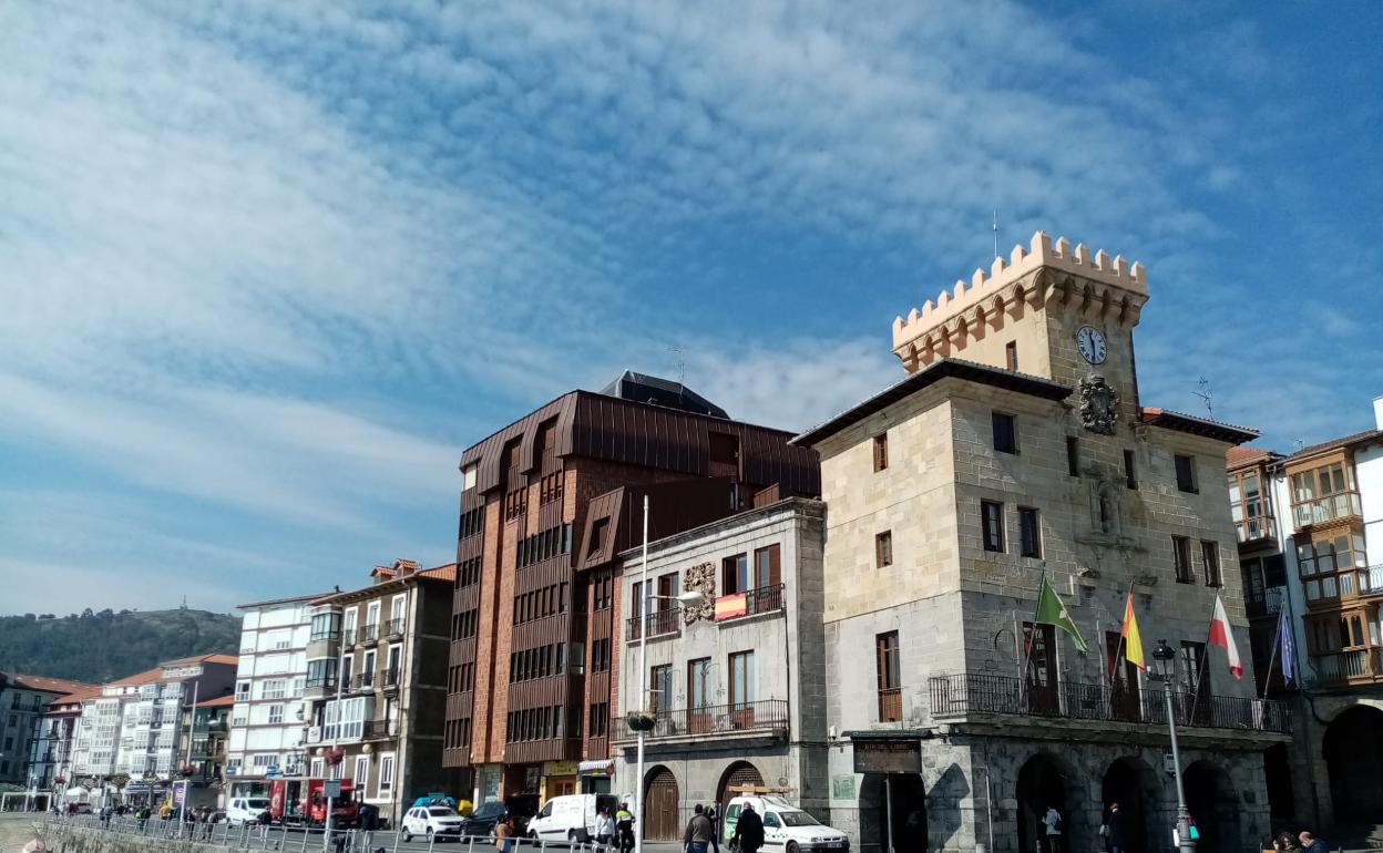 Entorno portuario y Ayuntamiento castreño.