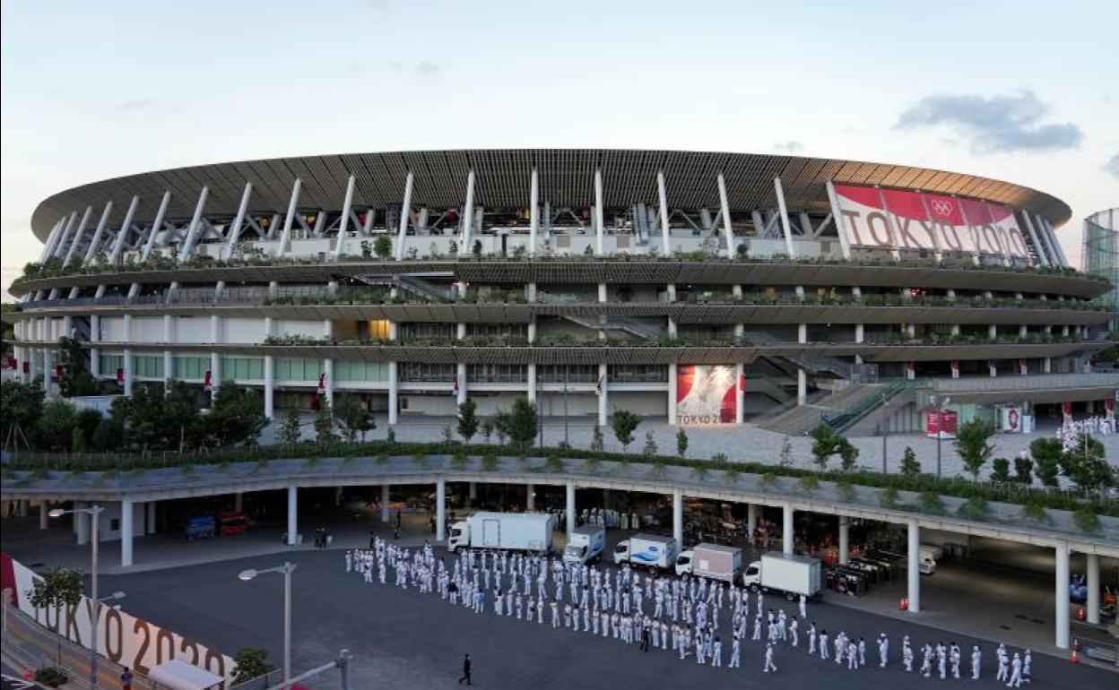 Miembros del staff de los Juegos reunidos en las inmediaciones del Estadio Nacional de Tokio. 