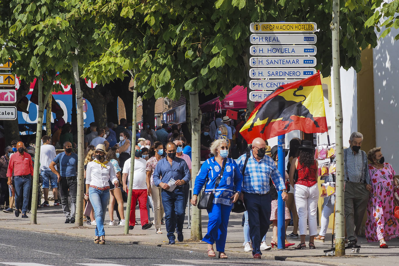 Fotos: Tres orejas y gran tarde de Emilio de Justo y Ginés Martín