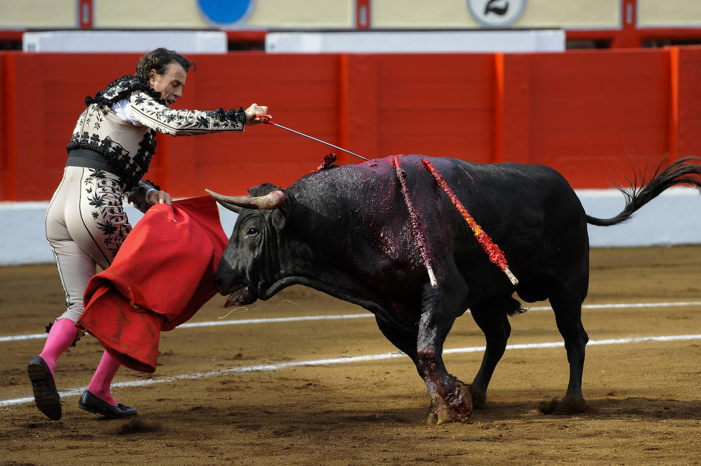 Fotos: Tres orejas y gran tarde de Emilio de Justo y Ginés Martín