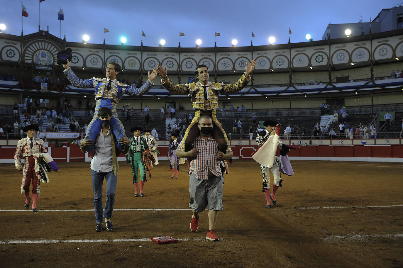 Fotos: Tres orejas y gran tarde de Emilio de Justo y Ginés Martín