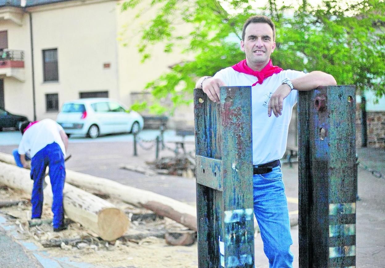 Sergio Balza, en la plaza en la que se pinará la Maya este sábado, con los preparativos al fondo.