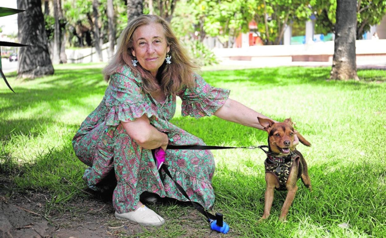 Carmen Manzano posa con su amigo de cuatro patas Chocolate. 