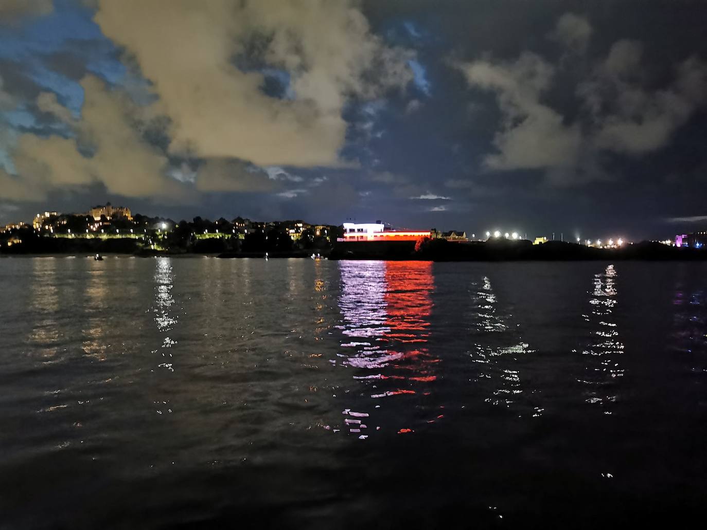 La Autoridad Portuaria ha proyectado luces de colores sobre la fachada del edificio