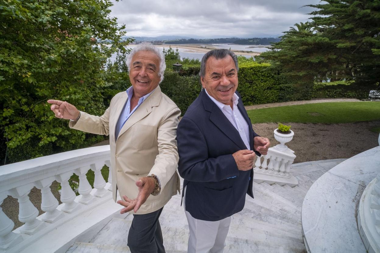 Los del Río (Antonio Romero, a la izquierda, y Rafael Ruiz, a la derecha), en la terraza del Hotel Real, en Santander.