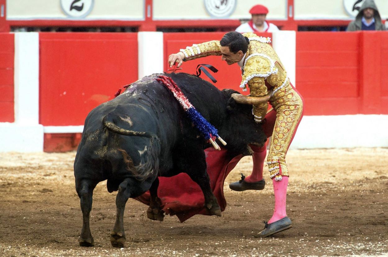 Paco Ureña, entrando a matar a uno de los toros lidiados en 2019 en Santander. 