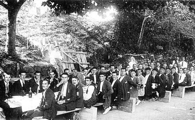 Comida popular celebrada en Pedraja, Luena, en 1923. Se festejaba el regreso de los mozos de la guerra. 