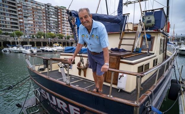 Jesús Fiochi, en su barco en Puertochico