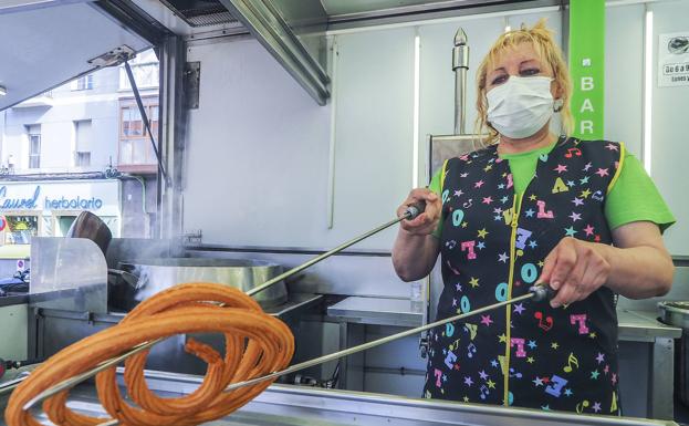 Elena Torres hace churros en su puesto de la Alameda. 