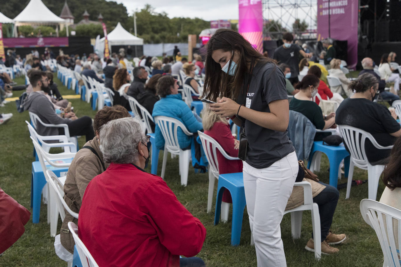 Ambiente tranquilo durante los minutos previos al concierto 