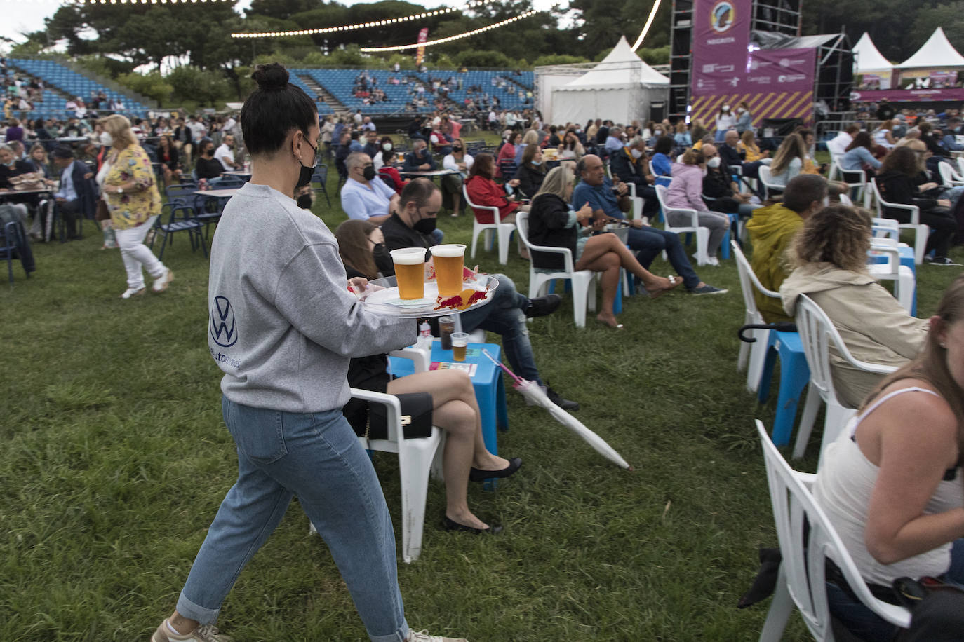 Ambiente tranquilo durante los minutos previos al concierto 