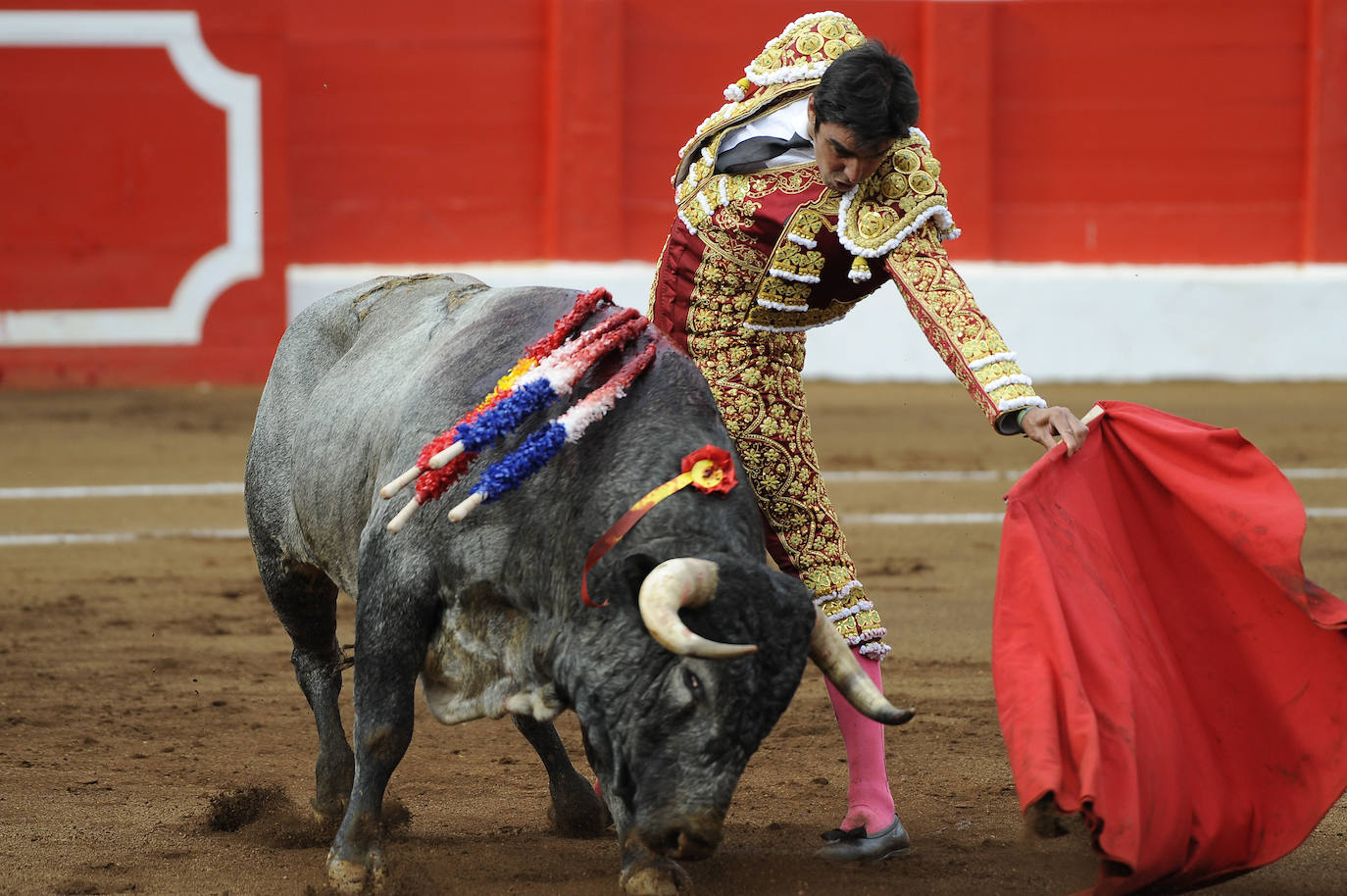 Miguel Ángel Perera cortó tres orejas y Ureña y Roca Rey pasearon un trofeo cada uno en una exigente corrida con el hierro de La Quinta.