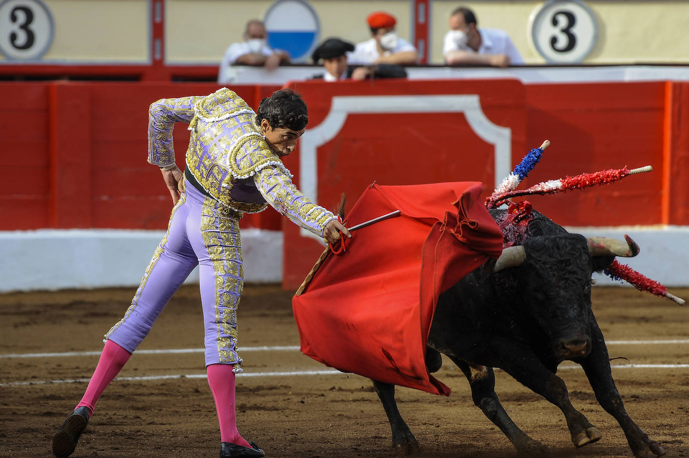 Miguel Ángel Perera cortó tres orejas y Ureña y Roca Rey pasearon un trofeo cada uno en una exigente corrida con el hierro de La Quinta.