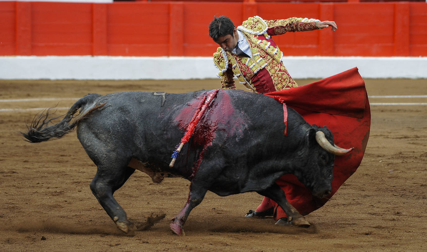 Miguel Ángel Perera cortó tres orejas y Ureña y Roca Rey pasearon un trofeo cada uno en una exigente corrida con el hierro de La Quinta.