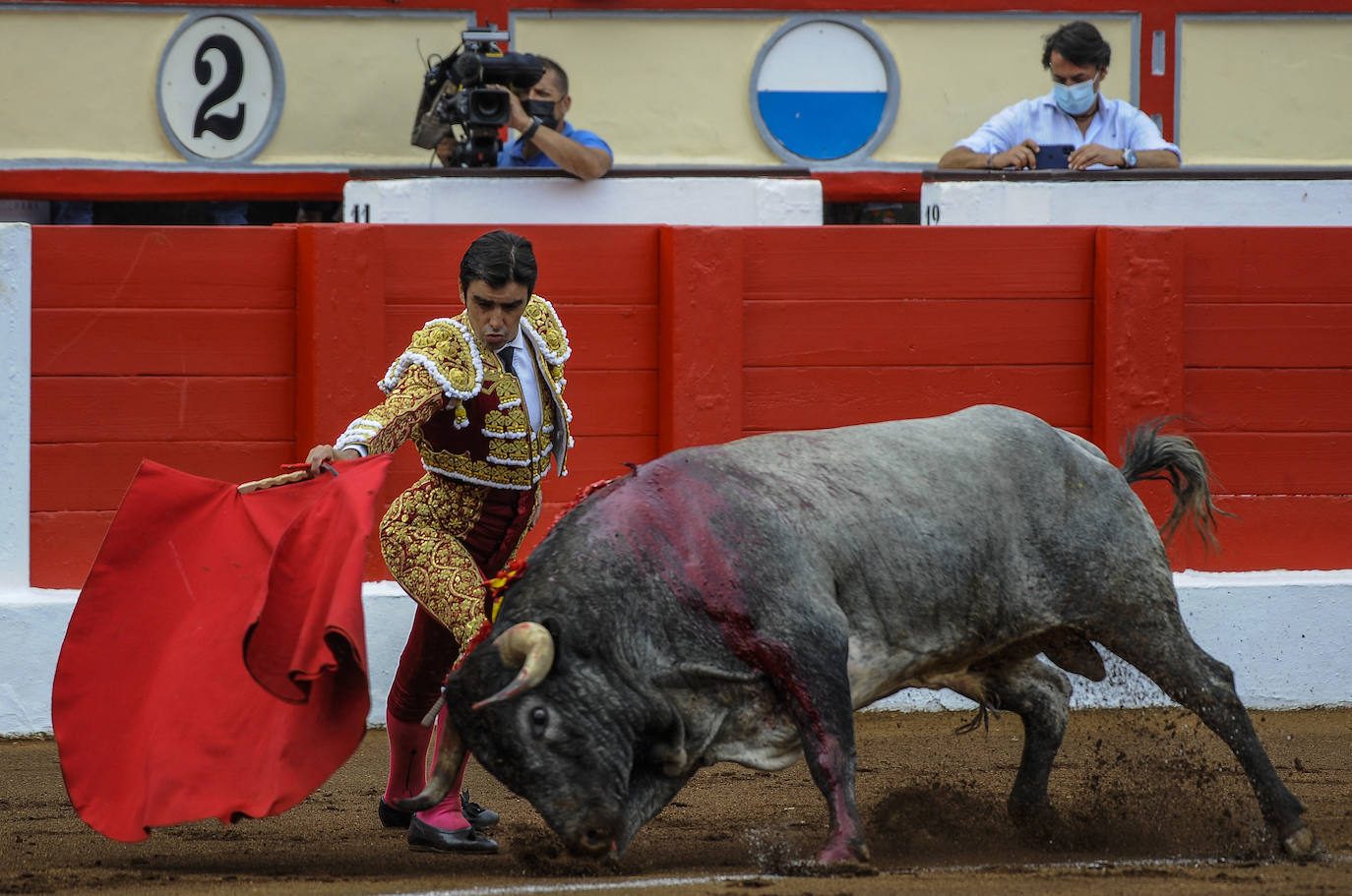 Miguel Ángel Perera cortó tres orejas y Ureña y Roca Rey pasearon un trofeo cada uno en una exigente corrida con el hierro de La Quinta.