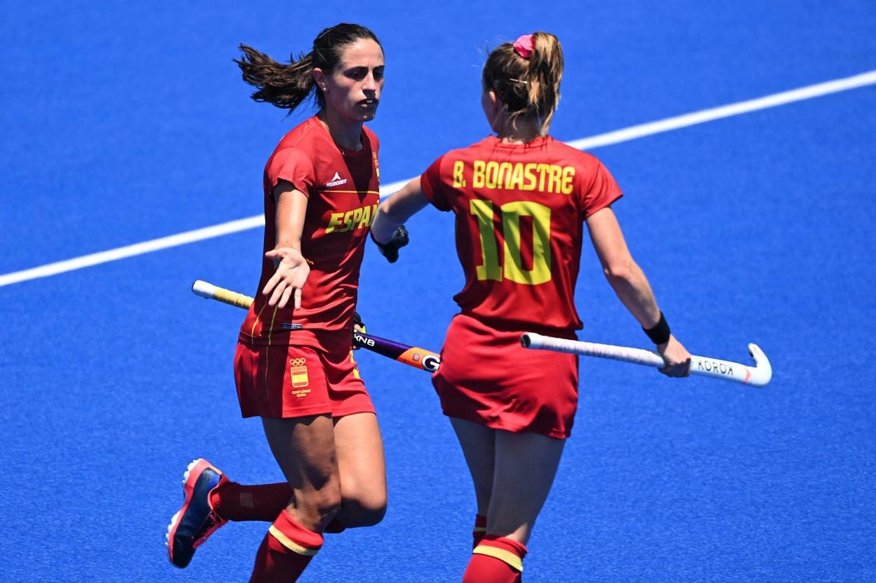 Berta Bonastre felicita a la cántabra Bea Pérez tras asistirla en el gol. 