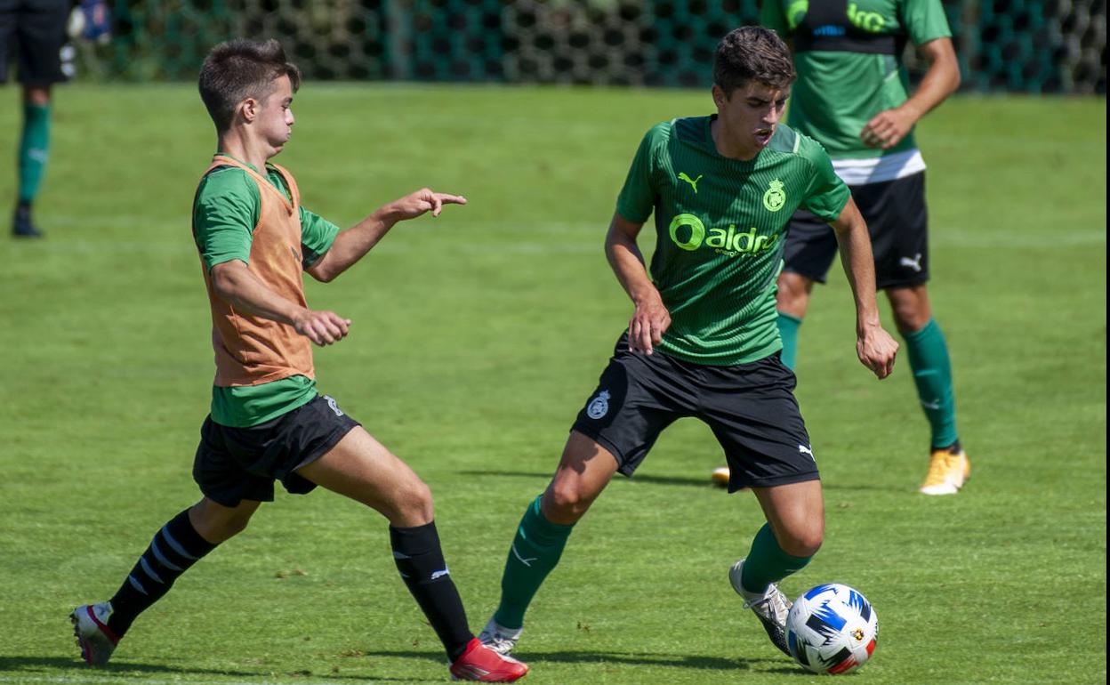 Sainz-Maza (derecha) controla el balón en el partidillo ante el Rayo.