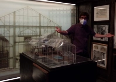 Imagen secundaria 1 - Momentos de la presentación de la muestra.