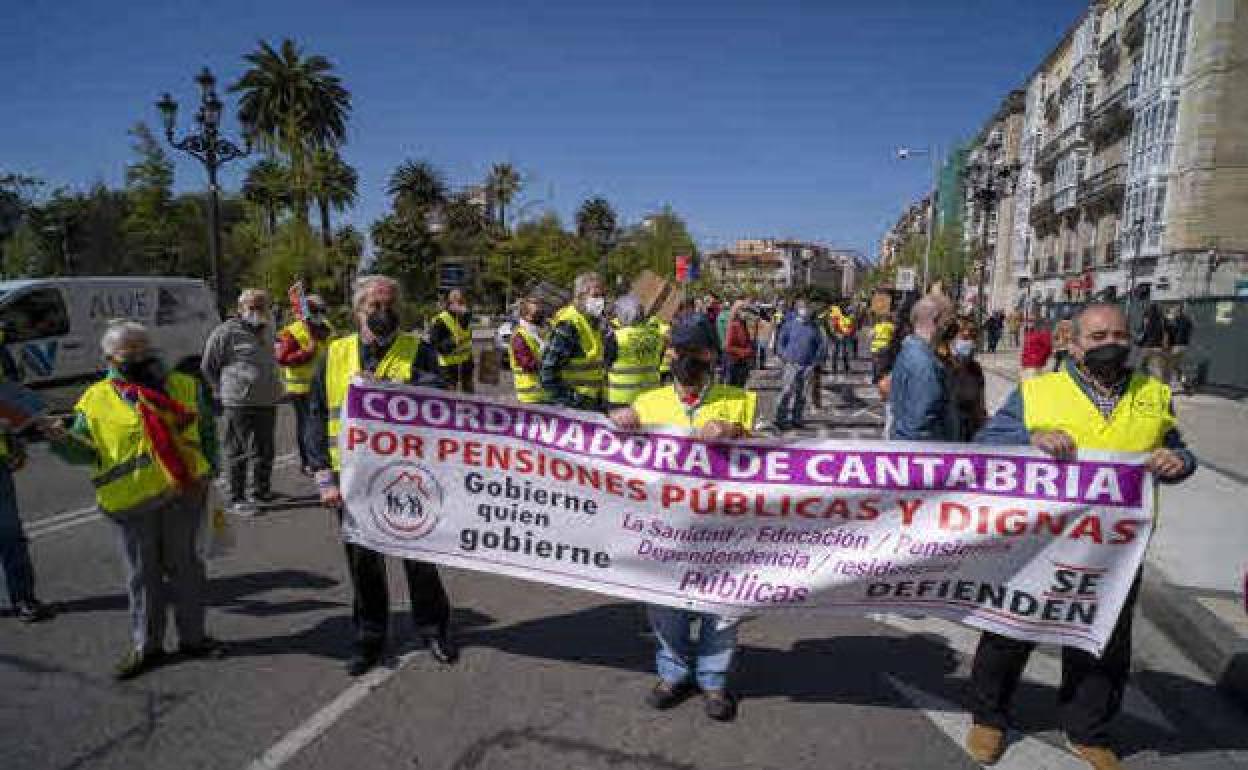 Concentración de los pensionistas junto a las obras de la sede del Paseo de Pereda convocada por la 'Coordinadora por las Pensiones Públicas de Cantabria'el pasado mes de abril.