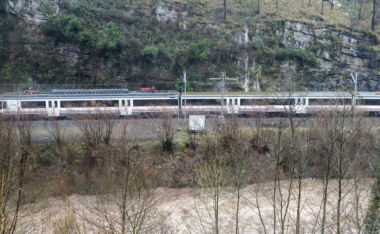 Adif gastará 900.000 euros en mejorar la catenaria entre Los Corrales y Santander